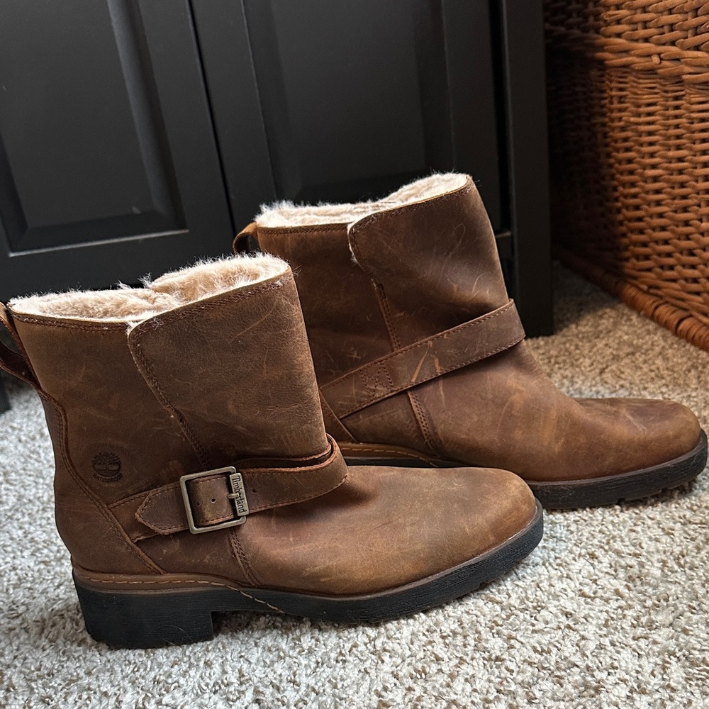 Brown Timberland Leather Ankle Boots with Fur Lining and Buckle